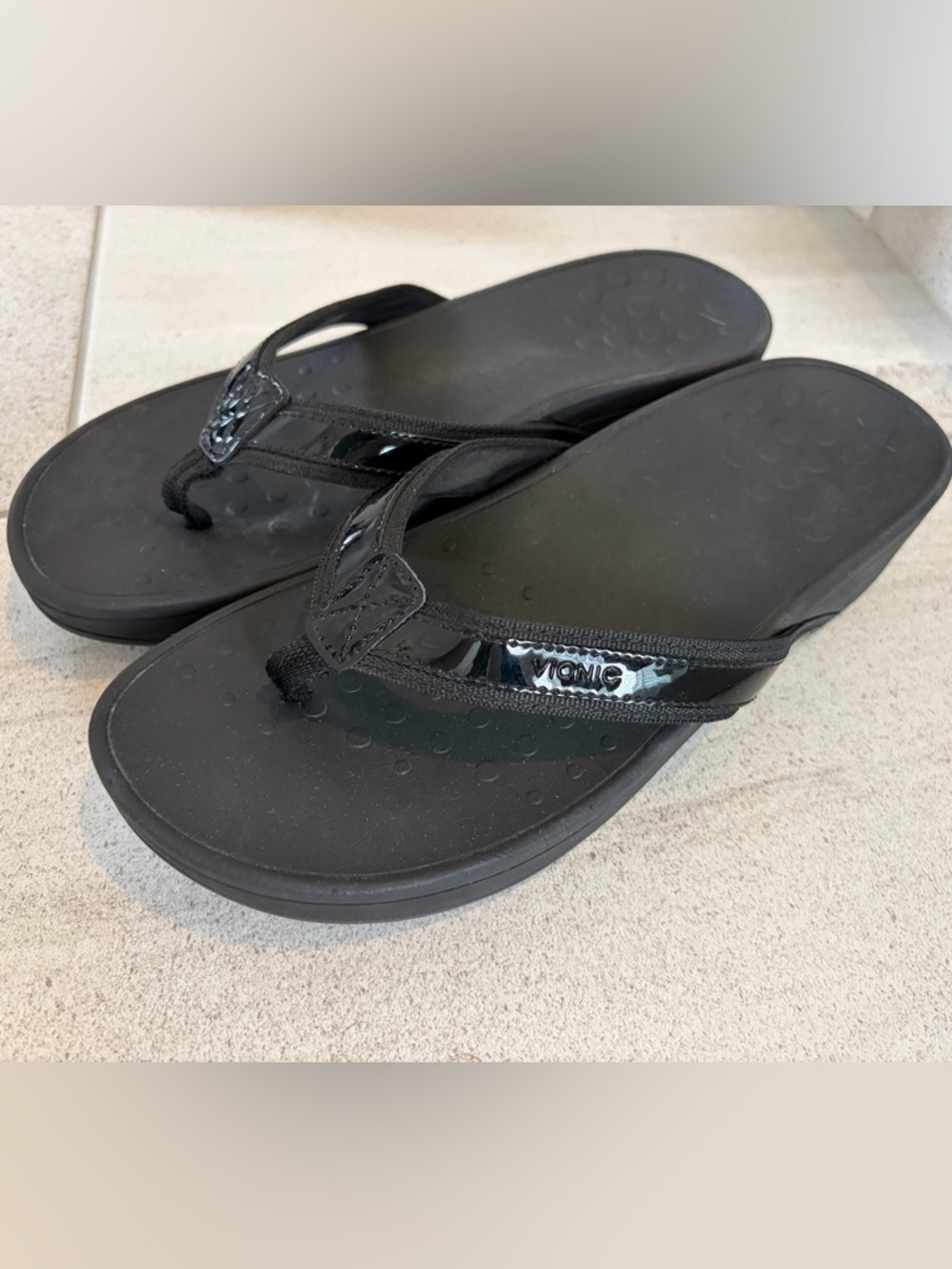 Vionic “High Tide” Black Wedge Patent Flip Flops with Contoured Footbed. 10 WIDE